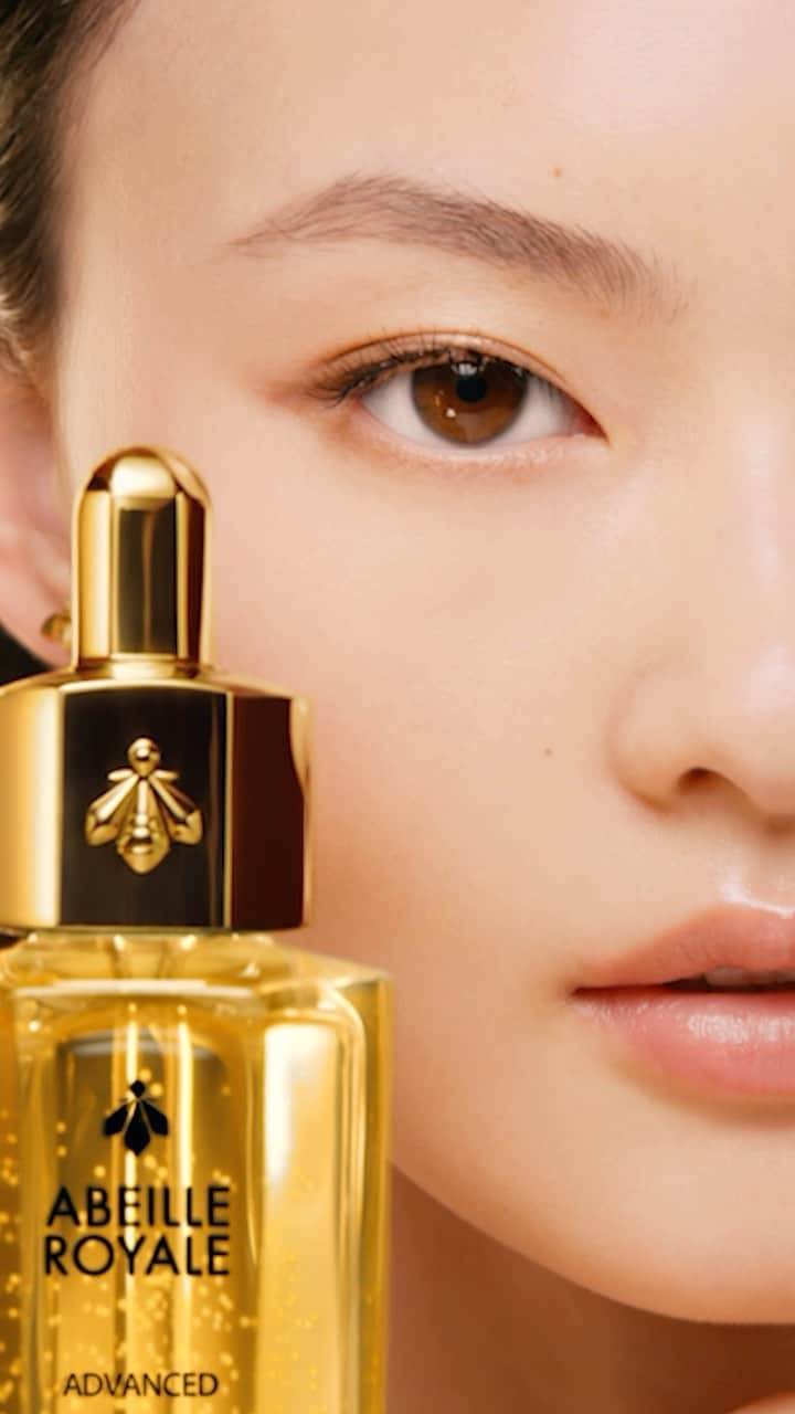 ゲランのインスタグラム：「The repair concentrate for plumped skin: Abeille Royale Advanced Youth Watery Oil.​ A unique blend of honeys and royal jelly from the islands of Ouessant, Corsica, Greece and Finland speeds up the skin’s natural self-repair mechanisms.​ Skin appears plumper, smoother, more radiant, repairing itself 9x faster.*​  *Instrumental test, 20 volunteers, 2 applications per day, after 3 days.​  #Guerlain #GuerlainSkincare #AbeilleRoyale」