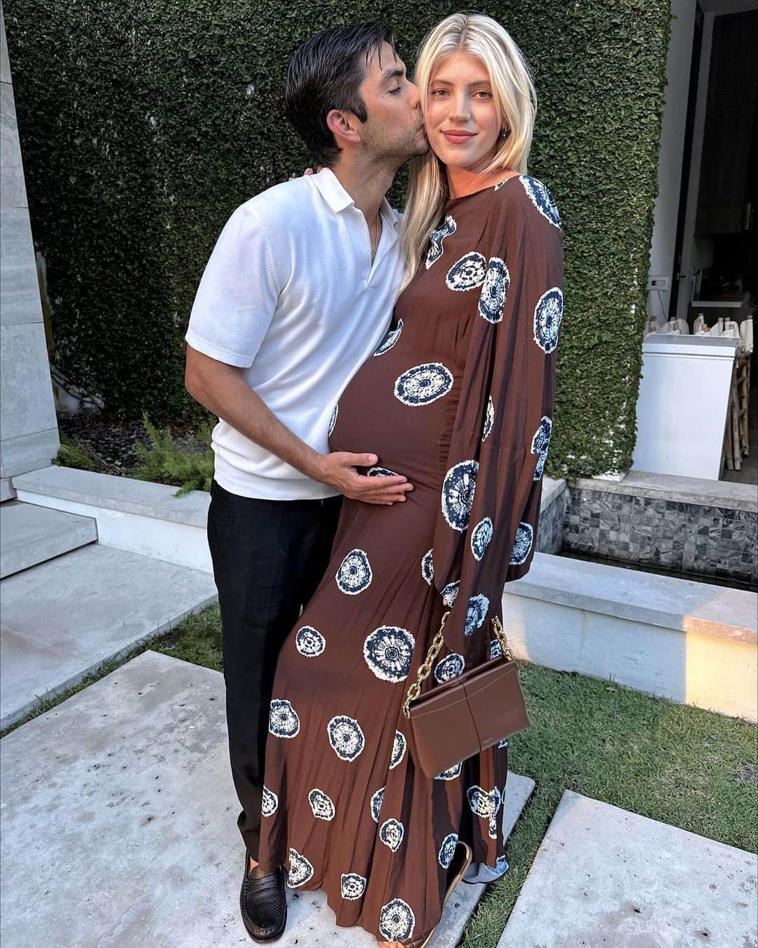 のインスタグラム：「Can’t believe we’re about to be parents to two 🫣」