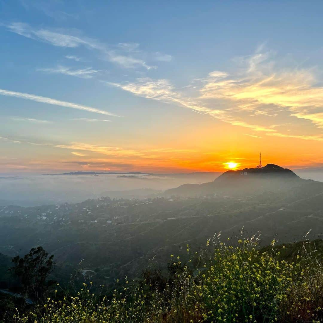 ジュリアナ・デヴァーさんのインスタグラム写真 - (ジュリアナ・デヴァーInstagram)「Two hikes in less than a week…who are we?  Big thanks to Geoffrey for sharing his favorite trail to the top of the crest with us 🥰   It’s nice to remember how beautiful your own city can be.」4月30日 1時22分 - cleverdeverwherever