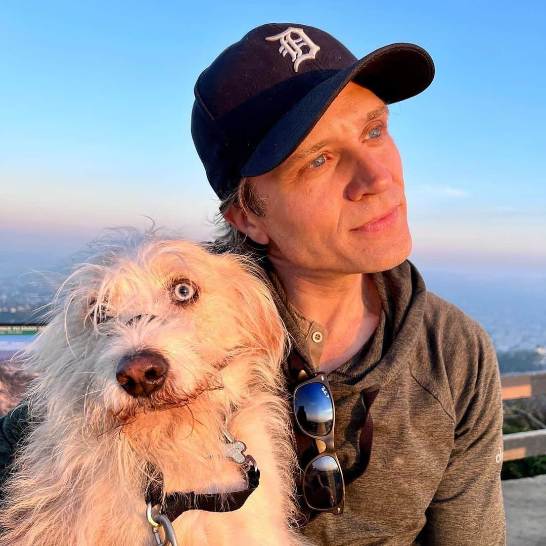 ジュリアナ・デヴァーさんのインスタグラム写真 - (ジュリアナ・デヴァーInstagram)「Two hikes in less than a week…who are we?  Big thanks to Geoffrey for sharing his favorite trail to the top of the crest with us 🥰   It’s nice to remember how beautiful your own city can be.」4月30日 1時22分 - cleverdeverwherever