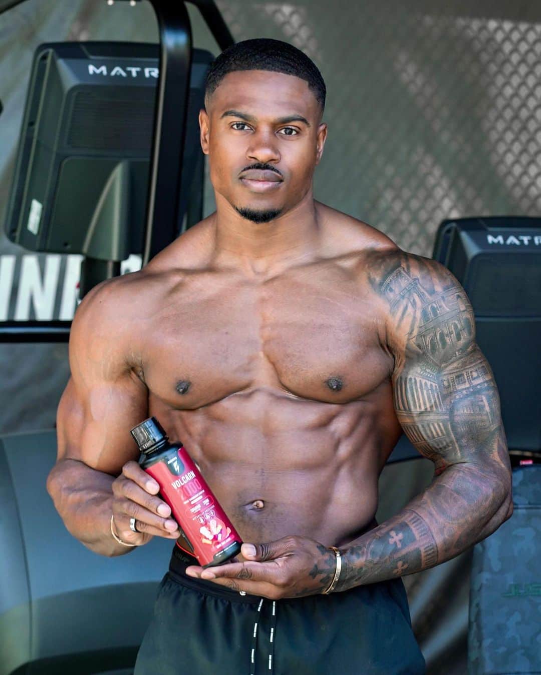 Simeon Pandaのインスタグラム：「Cardio with @innosupps Volcarn equals SWEAT x 💯 💦😅 Let’s go!   🤔 What’s in Volcarn 2000?⁣⁣ ⁣⁣ 👉🏾 Each serving of Volcarn™ 2000 contains 2000mg of liquid Carnitine and 25mg of GBEEC (“Super Carnitine” 🦸‍♂️) Both ingredients work together to boost your ATP stores (your fuel ⛽️), speed up your metabolism, give you more endurance and the GBEEC is a potent thermogenic they will make you SWEAT 💦 😅⁣⁣⁣⁣⁣ ⁣⁣⁣⁣⁣ 🌱 Volcarn 2000 contains ZERO artificial sweeteners, fillers, and harmful additives. ⁣⁣⁣⁣⁣ ⁣⁣ 👉🏾 Link in @innosupps bio or shop at: INNOSUPPS.COM⁣⁣  #innosupps #volcarn」