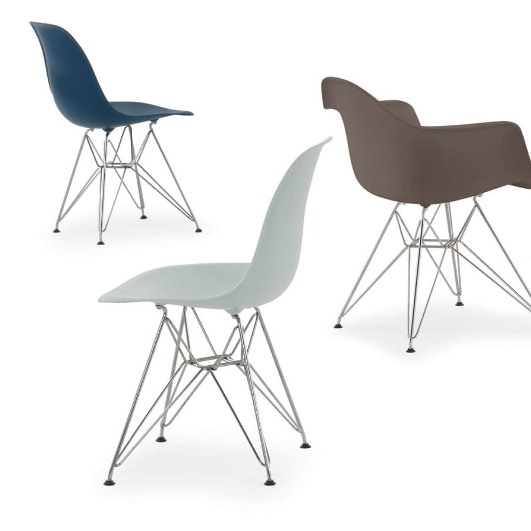 Herman Miller （ハーマンミラー）のインスタグラム：「The history of the Eames Molded Plastic Chair is one of innovative forms and revolutionizing materials. The latest iteration of this modern classic contains 100% post-industrial recycled plastic, helping keep 122 tons of waste out of landfills (based on 2023 sales forecast). See link in bio to learn more.   @eamesoffice | Available in the Americas, Asia, Australia, and Africa from Herman Miller and from @vitra in Europe and the Middle East.」
