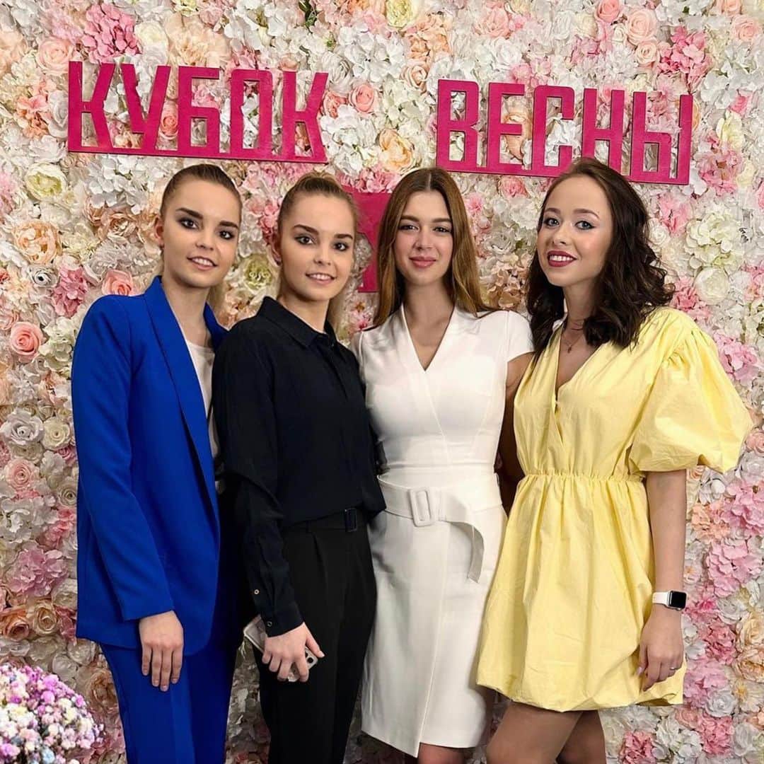 アベリナ姉妹のインスタグラム：「2023 — 2017 сквозь года🙈🥰」