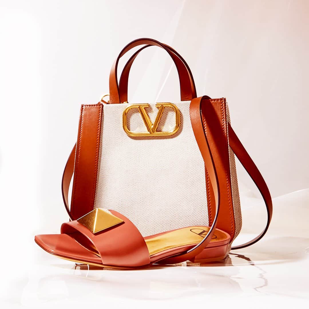 GILTのインスタグラム：「#Valentino, three ways. Scroll through, then tap to shop.」