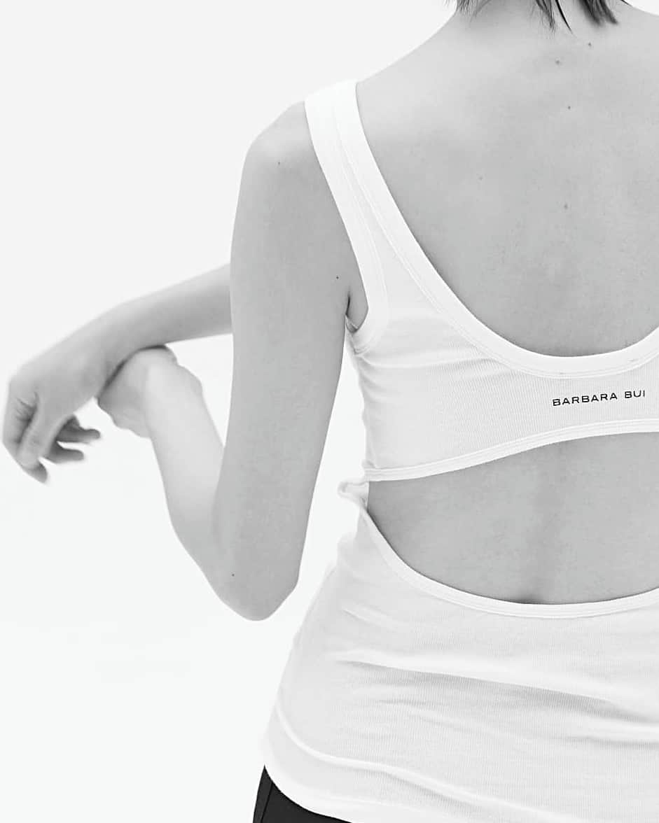 バルバラ ビュイのインスタグラム：「A low-cut, open back for a new take on the vest top. Creativity for everyday life.⁣ ⁣ Photos - @ecoutecherie⁣ Model - @meg__fuji⁣ Hair & Makeup - @flavioche⁣⁣ ⁣ #openback #openbacktee #tanktop #newtanktop #casuallook #efortlesslook #parisianfashion #frenchdesigner」