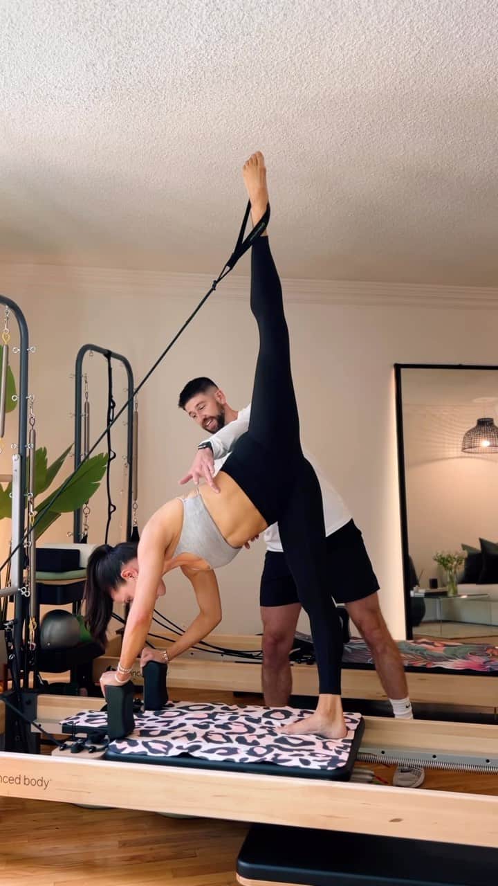 ジェナ・ジョンソンのインスタグラム：「Wait for it….  Back in my Pilates era 🤸🏻‍♀️」