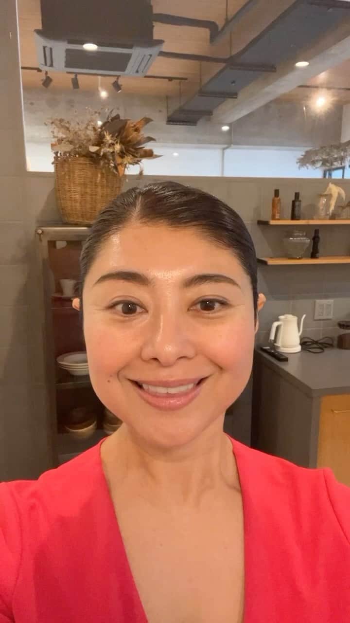 間々田佳子のインスタグラム：「大分マツイハウジング様にご協力頂き 初の大分講演が無事に終わりました。  ご参加頂きましたみなさま ありがとうございました❣️  みなさんの 顔への意識が少しでも変わっていたらなと 思います…  #顔の筋トレ大分 #マツイハウジング  @matsuihousing  #笑顔で家族を元気に」