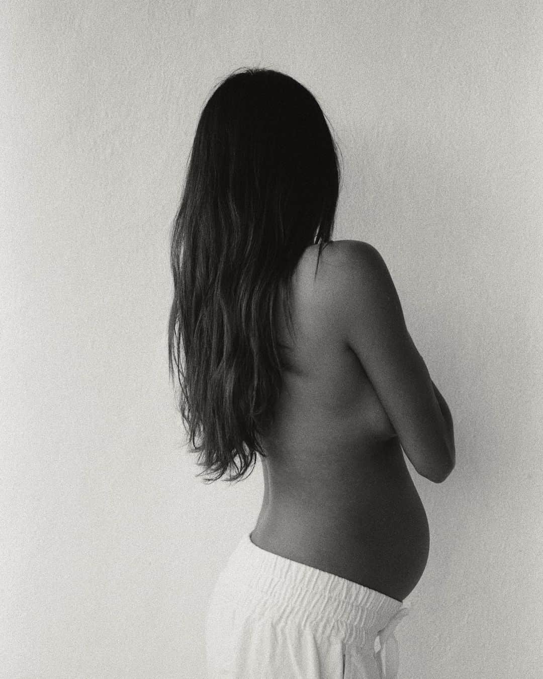 ジュリー・サリニャーナのインスタグラム：「Found these B/W film series of when I was in my second trimester shot by my love @kevinberruuu; the baby bump is so small! Time flies! 🥹🖤 #35mm #maternityshoot」