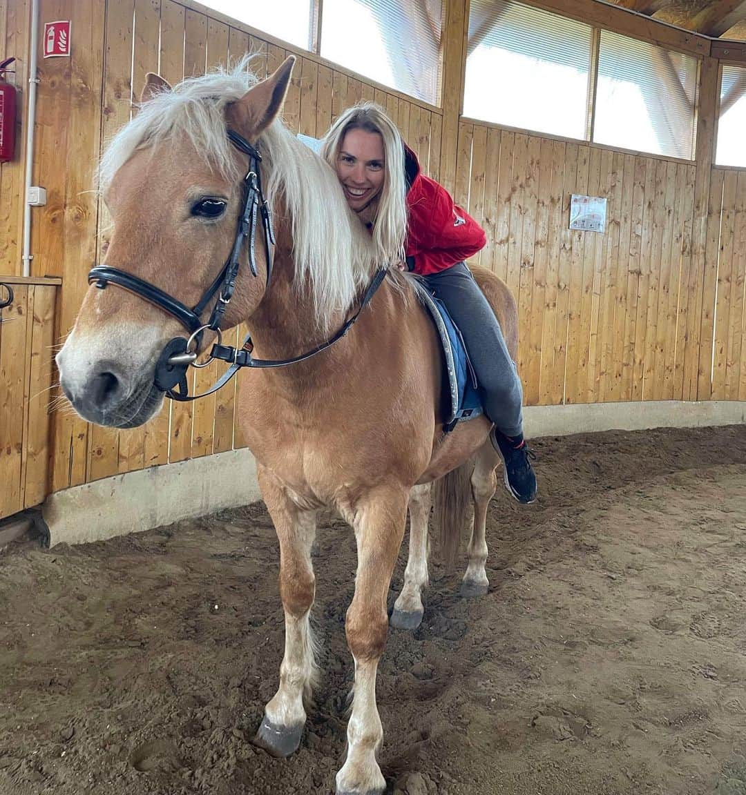 イガ・バウムガルトのインスタグラム：「Blondyneczki 🥰   Pięknej Majówki dla Was kochani! Mi zaczęło się cudownie, oby tak dalej 😍🙌  #weekend #majowka #horse #beautifultime #myślęcinek」