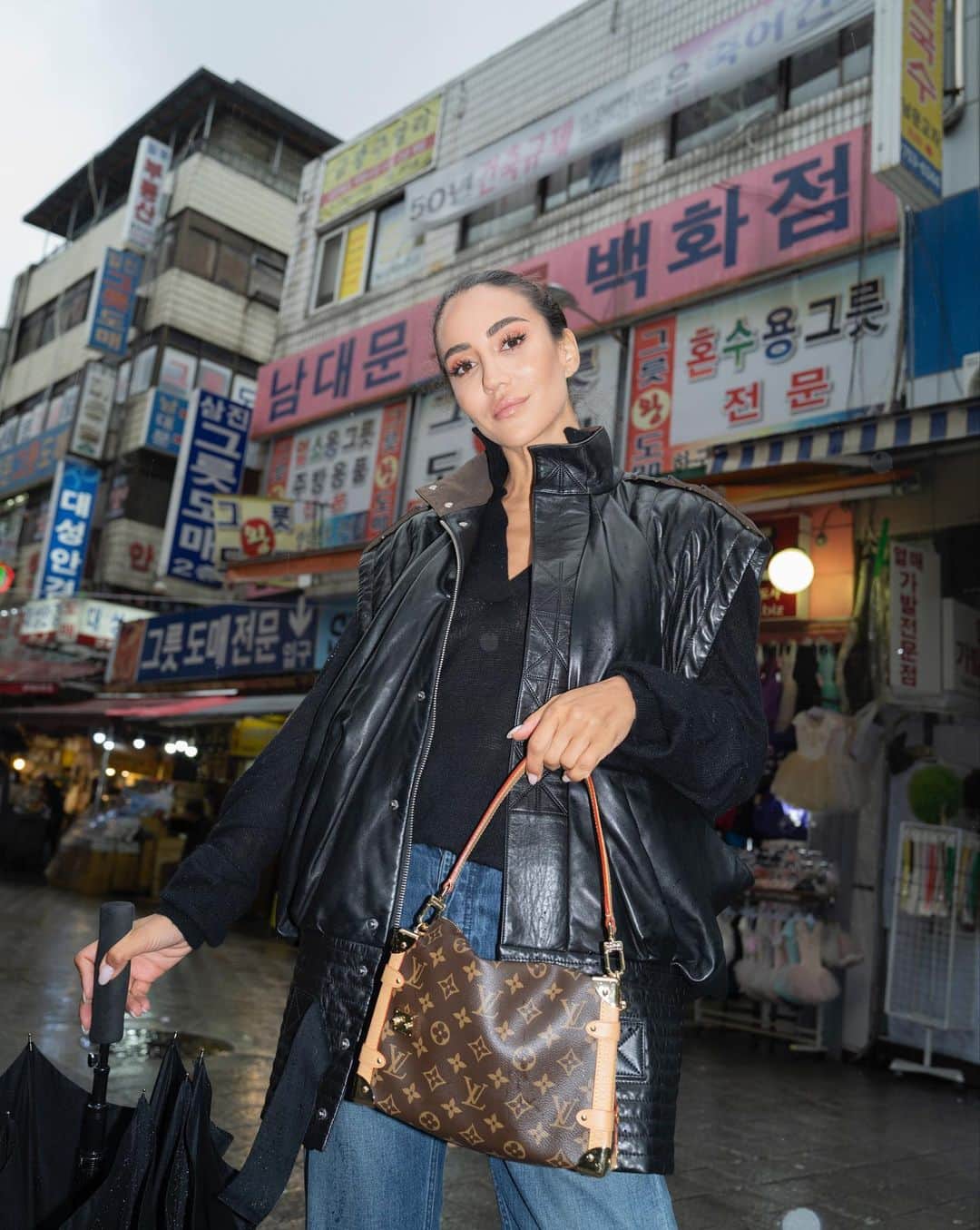 Tamara Kalinicさんのインスタグラム写真 - (Tamara KalinicInstagram)「Made it to Seoul with @louisvuitton for the #LVprefall23  So excited to explore and get lost in the streets of this magical (even when rainy) city! #lvarchlight20」4月30日 2時31分 - tamara
