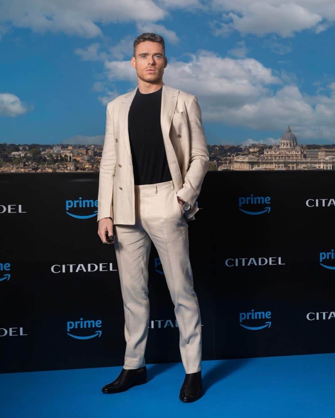 カナーリのインスタグラム：「Richard Madden attended the "Citadel" Rome Photo Call wearing a #CanaliSS23 look composed by a dusty rose double breasted blazer paired with matching trousers. #Canali1934」