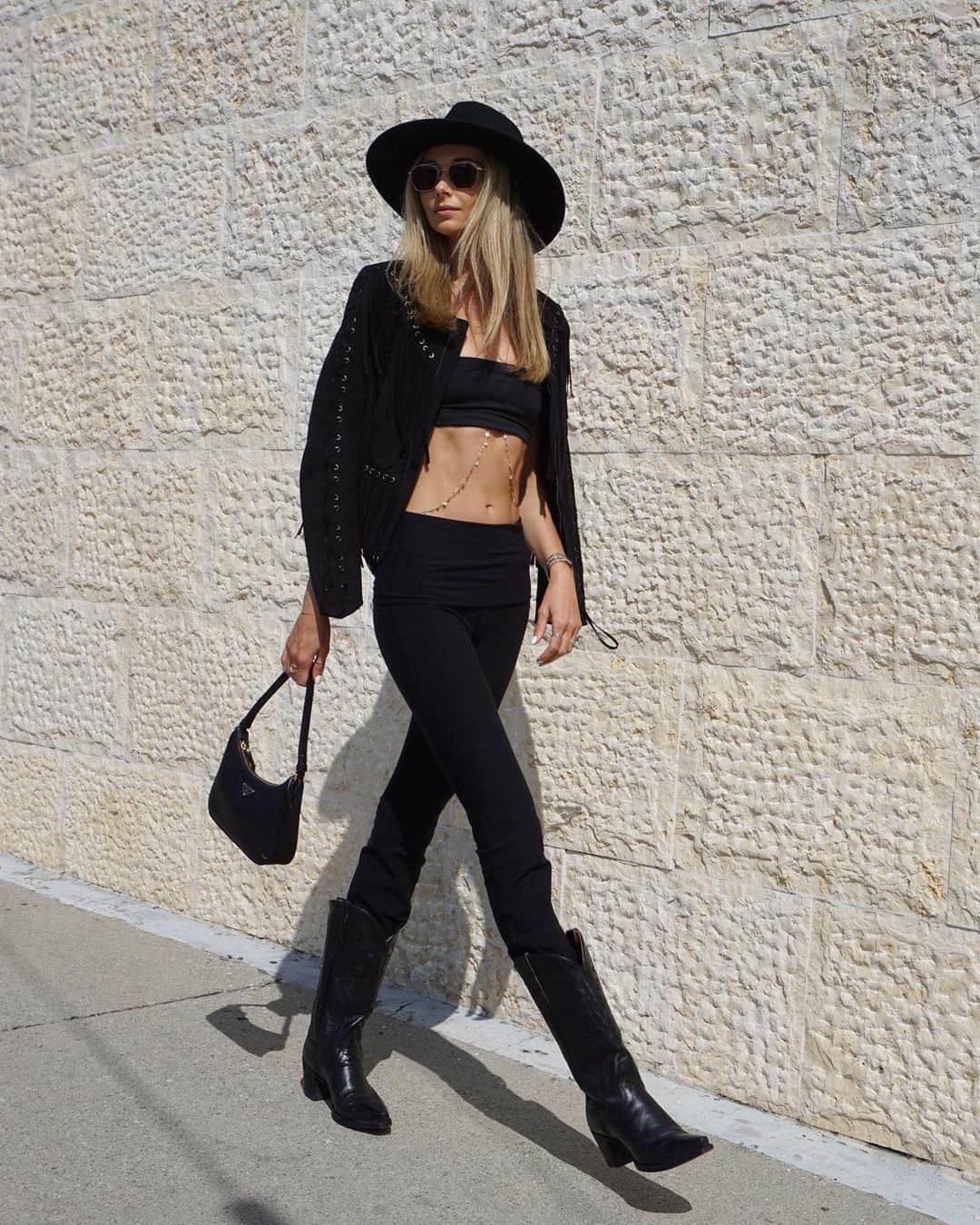 Ludi Delfinoのインスタグラム：「Got inspired by Stage Coach Festival and cowboyed up my @alo outfit 🖤🤠」