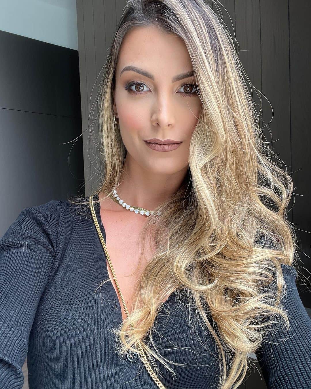 ステファニア・フェルナンデスのインスタグラム：「Muchos selfies porque me siento coqueta en este embarazo 🤭🤰🏻🤍」