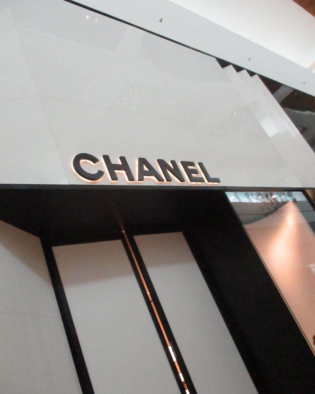 タリアナ・バルガスのインスタグラム：「Classy and fabulous, Así es la nueva boutique de @chanelofficial en Panamá 🇵🇦 en el corazón de LatinoAmerica」