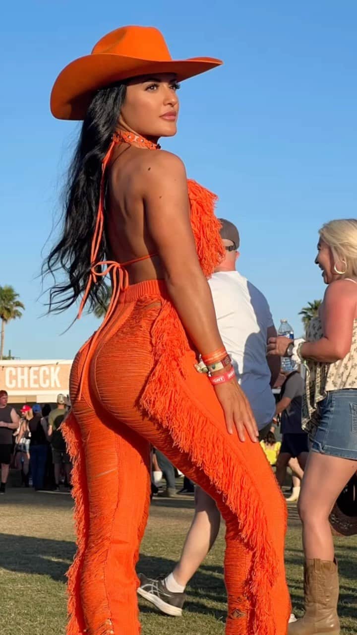 Jessica Arevaloのインスタグラム：「Stage Coach Day #1🧡🍑  Y’all loving the outfits!?😍」
