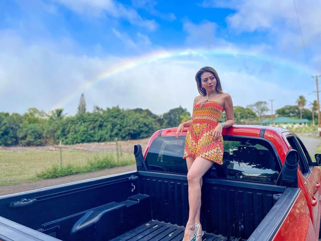myumyuさんのインスタグラム写真 - (myumyuInstagram)「perfect rainbow🌈  車の荷台乗って移動できるのも バイクノンヘルで乗れるのも好き🩵  #Hawaii #hawaiistagram #hawaiilove #hawaiitrip #hawaiivacation #rainbow #🌈 #🤙 #aloha #虹 #ハワイ #ハワイ旅行 #海外旅行 #海外旅行好き」4月30日 12時00分 - myumyu_travel_bikini