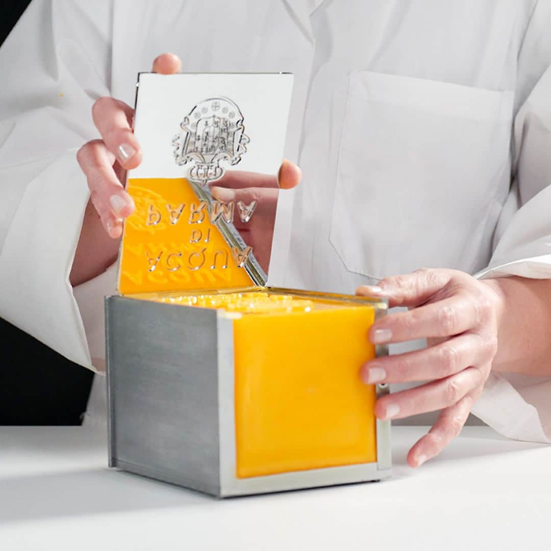 のインスタグラム：「A testament of unwavering commitment to exquisite craftsmanship and attention to detail, the cube candle is made entirely by hand  #AcquadiParma #TheEssenceofItalianLife」