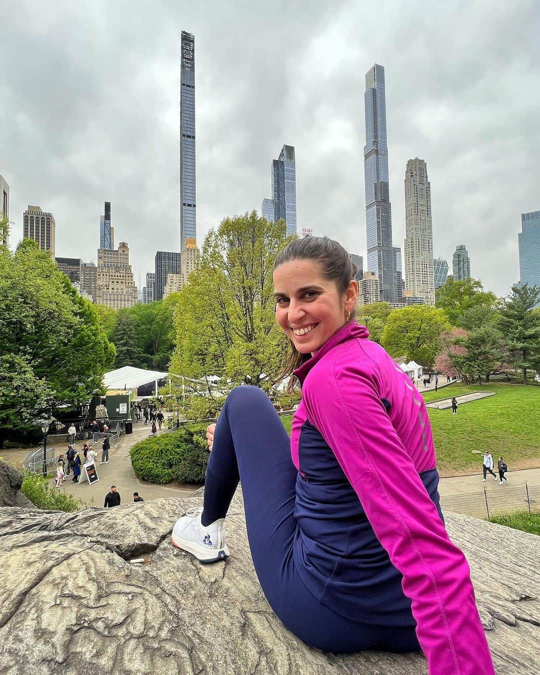 のインスタグラム：「I dati dimostrano che la prima corsa in preparazione alla Maratona di New York non é andata poi così male🏃🏻‍♀️🍎  Location 💯 Compagnia 💯 Premio finale 💯  Di certo, più foto che km!😂  Un pensiero al mio papà che 45 anni fa arrivó quarto alla Maratona di NY in 2:16:54 😲  #R2024 #LCSportAndStyle #ShareyourLCS #giftedby」