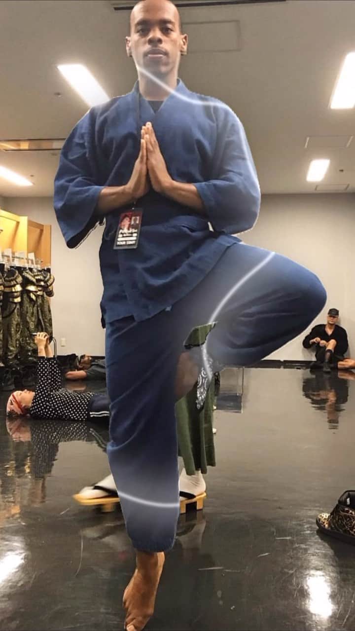 Lil Buckのインスタグラム：「Tree Pose on 2 Toes 🙏🏾 Tag a yoga friend. #treepose #yogapose #copyshare」