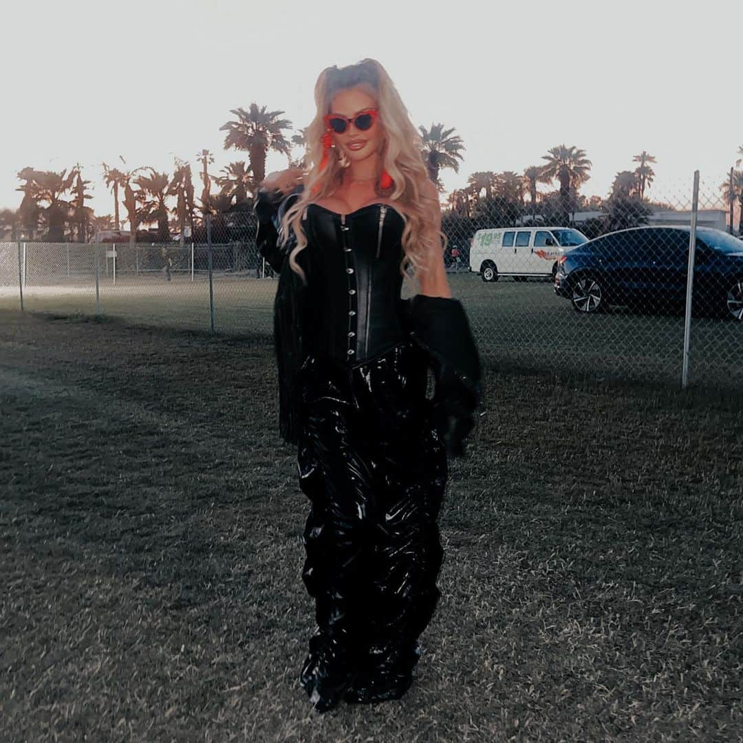 クロエ・シムズさんのインスタグラム写真 - (クロエ・シムズInstagram)「LAST ONES 🖤  #coachella」4月30日 3時30分 - chloesims