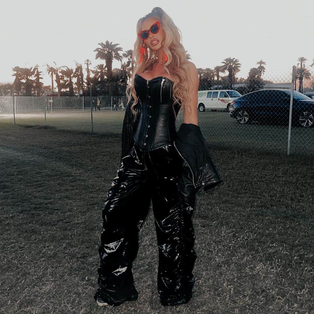 クロエ・シムズさんのインスタグラム写真 - (クロエ・シムズInstagram)「LAST ONES 🖤  #coachella」4月30日 3時30分 - chloesims