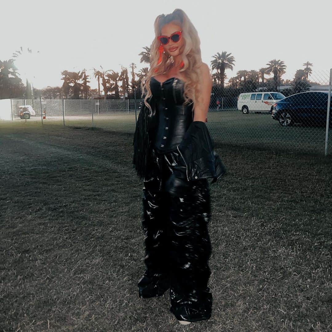 クロエ・シムズさんのインスタグラム写真 - (クロエ・シムズInstagram)「LAST ONES 🖤  #coachella」4月30日 3時30分 - chloesims