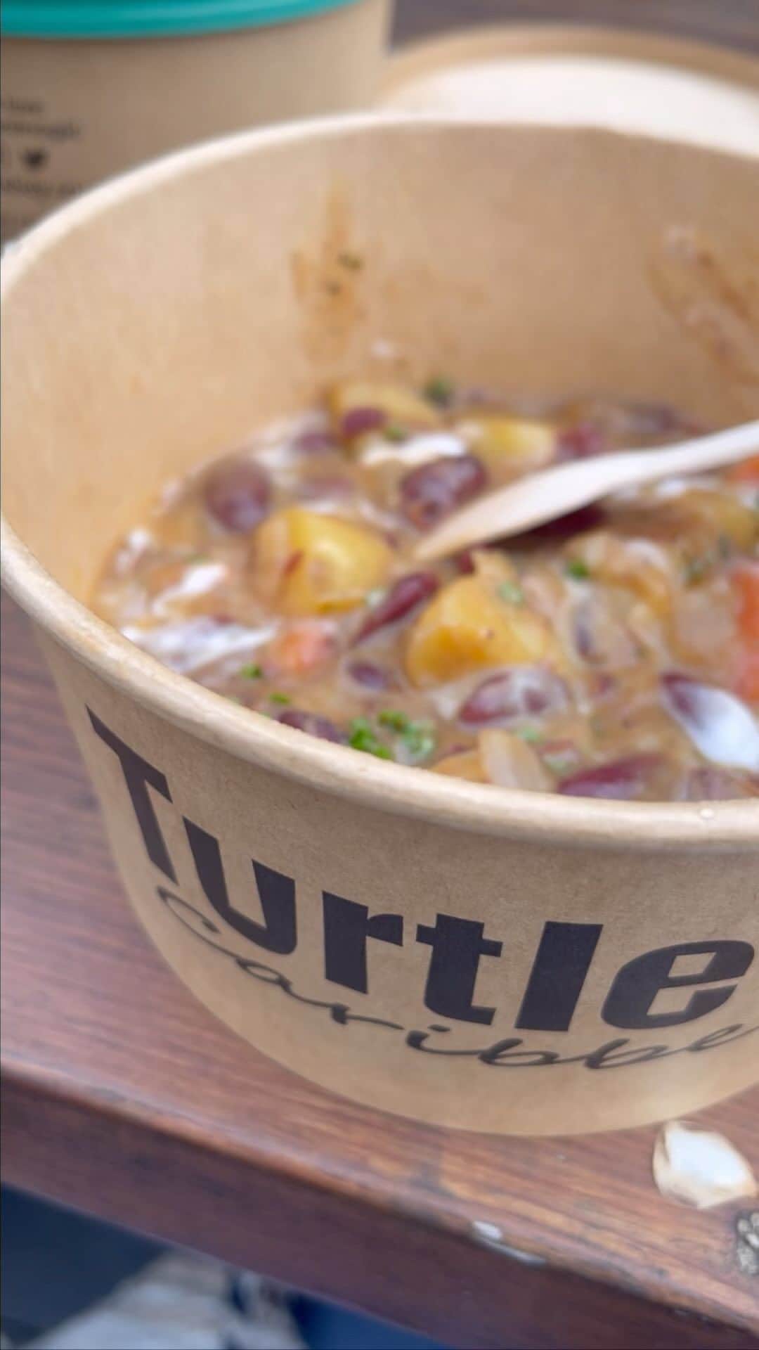 ナタリー・エマニュエルのインスタグラム：「If you don’t already know @chefcollinbrown has been changing up the menu at @turtlebayuk and they so kindly supplied the catering on the set of our short film “Say Less” this week in London… in addition to having Caribbean food, we went mostly vegan and veggie on our set… the first time some of us have ever experienced that… and it was amazing. And meant a lot. Thank you, thank you, THANK YOU!」