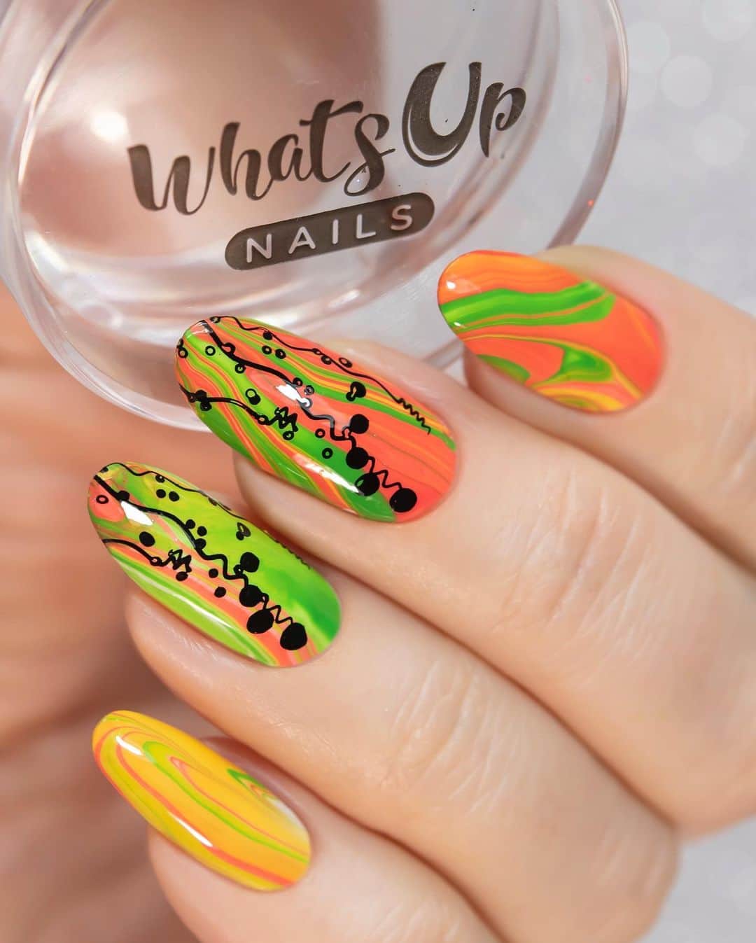 Sveta Sandersのインスタグラム：「Water marble using @whatsupnails nail polishes and #whatsupnails A026 stamping plate❤️」