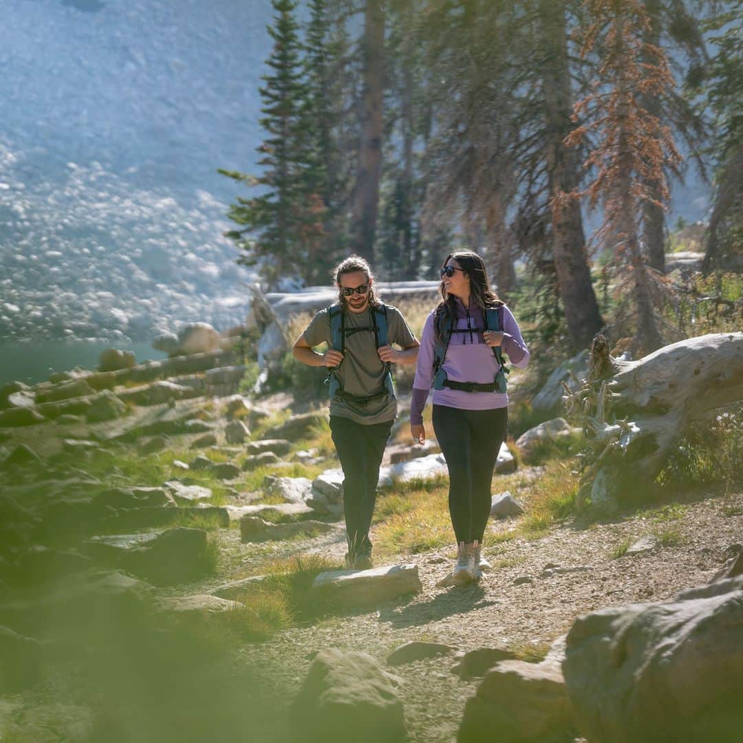 ロシニョールさんのインスタグラム写真 - (ロシニョールInstagram)「Capturing the moments 📷 Lace up your hiking boots, explore new trails and spend the day enjoying the warm sun and good laughs.  #Anotherbestday #hiking 📸 @_cammcleod_」4月30日 3時50分 - rossignol