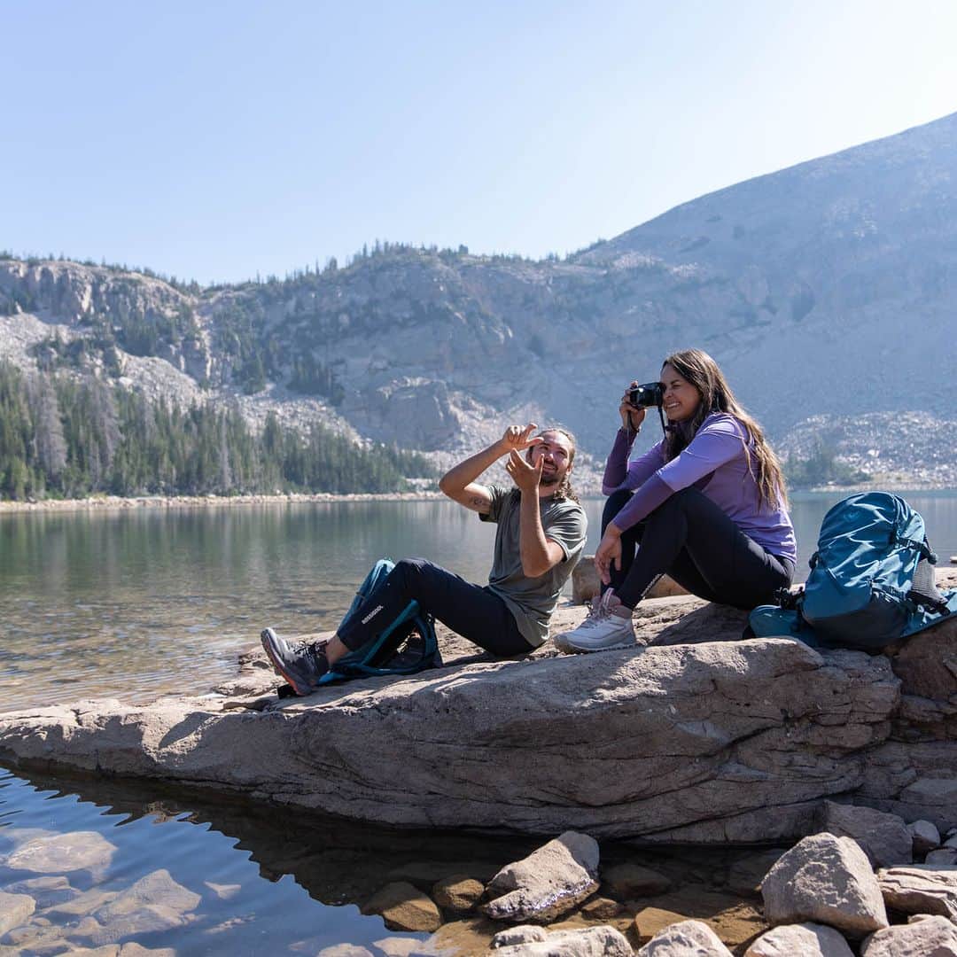 ロシニョールのインスタグラム：「Capturing the moments 📷 Lace up your hiking boots, explore new trails and spend the day enjoying the warm sun and good laughs.  #Anotherbestday #hiking 📸 @_cammcleod_」