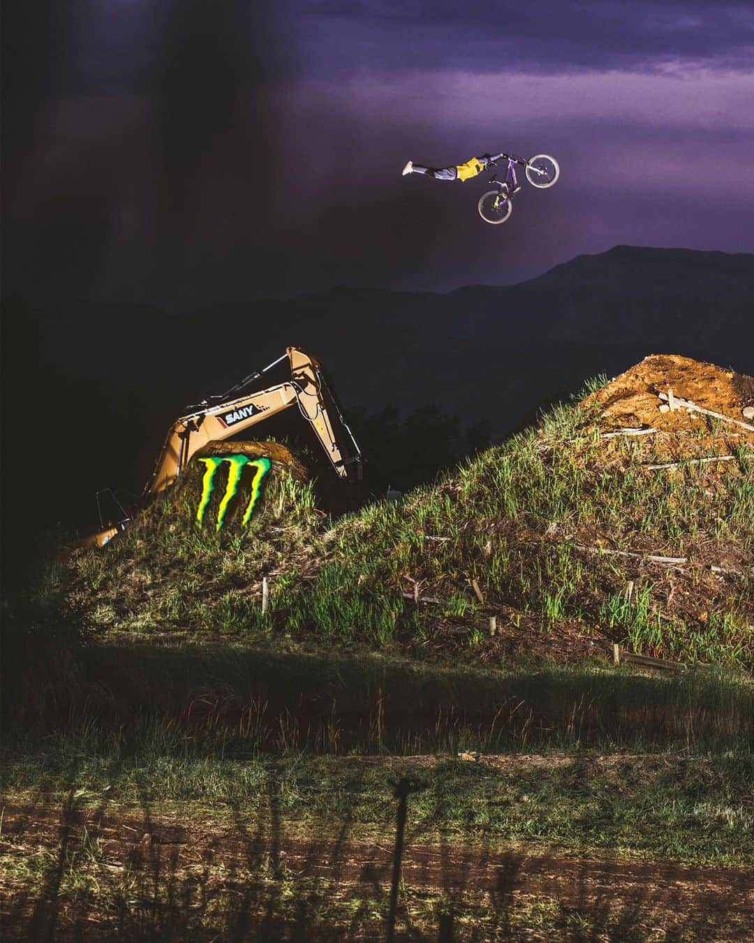 モンスターエナジーさんのインスタグラム写真 - (モンスターエナジーInstagram)「Curing those @Darkfest_MTB blues 🎞️  📸 @tomb_photography  #MonsterEnergy #MountainBike #MountainBiking #MTB #BikeLife」4月30日 4時02分 - monsterenergy