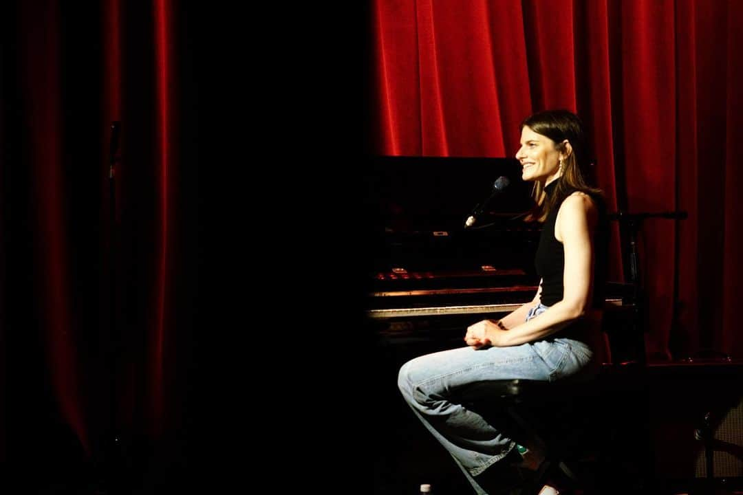 リンジー・クラフトさんのインスタグラム写真 - (リンジー・クラフトInstagram)「a magical night at @thehotelcafe captured by the brilliant 📸 @jasonenslerv3.1  thank you to everyone who came out! was dreamy… ☁️☁️✨✨✨」4月30日 3時57分 - linzkraft