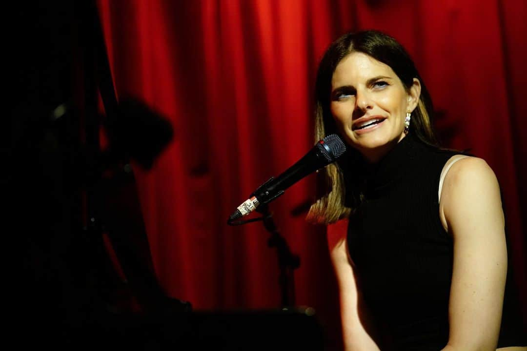 リンジー・クラフトのインスタグラム：「a magical night at @thehotelcafe captured by the brilliant 📸 @jasonenslerv3.1  thank you to everyone who came out! was dreamy… ☁️☁️✨✨✨」