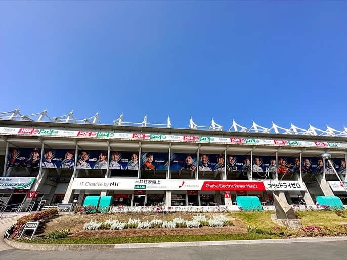 笠原美香のインスタグラム：「🎡 スーパーフォーミュラ2023 Rd3 in SUZUKA♡♡♡  息がハッととまった衝撃なシーンから、ついつい歓声をあげてしまったシーンまで。 この第3戦にはいろんなドラマが詰まっています。 今、1番面白いスポーツは間違いなくスーパーフォーミュラ🫶 宮田選手初優勝おめでとう㊗️ 最後のTOP3ドライバートーク最高だったね😆😆😆  ドライバーカーテンは圧巻、迫力あったね🤭 イベントステージのプログラムもたーくさん✨ みやびちゃんとマイク🎤が顎に擦れて赤くなるほどたくさんしゃべりました(笑) どのトークショーにもたくさんのお客さんが駆けつけてくれて、 ドライバー、ゲストの皆さんも嬉しかったと思います😆💕 今回はイラストをかいてくれたドライバー(だーれだ！) 歌披露持ち越しなどなど、、、 レーシングドライバー以外の一面が見られるそんな一幕も🤭  走ってる姿はもちろんかっこいい それ以外のドライバーのキャラクターも必見👀 ぜひぜひ推しドライバーを見つけてほしいっ🫶✨  そして、私事で、、、 ステージ上でお誕生日サプライズ🎂 していただいちゃいました🥺🥺🥺 ううう、ありがとうございます❤️ 今年もよろしくお願いします🔥  #SFormula  #スーパーフォーミュラ #鈴鹿サーキット #イベントMC #モータースポーツ  @zume_portrait_0515  ケーキの写真ありがとうございました🎂」