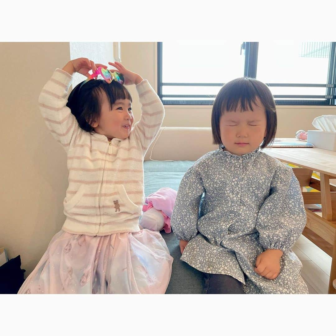 眞田佳織さんのインスタグラム写真 - (眞田佳織Instagram)「🌸毎日お嬢🌸 4月終わるううう🤣❤️❤️ まるでコントみたいなお友達との写真が気に入りすぎて辛い。🤣癖が強くてごめんやで。🤣 . . なんだこのかつてなき疲労感と達成感と持続可能な頑張り度合いはどれぐらいぞ、自分。的な探り感🤣 . 皆さんの4月はどうでしたか？ 近況をコメントでぜひ教えてね🥰❤️ . . #幼稚園 #年少 #保育園 から #転園 #ワーママ #共働き #起業準備中 . #3歳9ヶ月 #可愛い #いつでも今日が一番かわいい #色眼鏡 #万歳 . #子育て #幼児教育 #保育士 #モンテッソーリ講師」4月30日 9時44分 - kaori_sanada