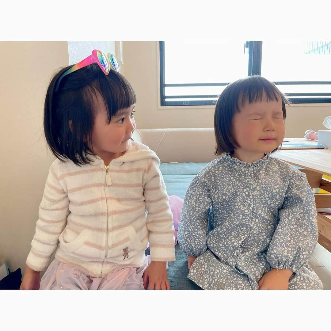 眞田佳織さんのインスタグラム写真 - (眞田佳織Instagram)「🌸毎日お嬢🌸 4月終わるううう🤣❤️❤️ まるでコントみたいなお友達との写真が気に入りすぎて辛い。🤣癖が強くてごめんやで。🤣 . . なんだこのかつてなき疲労感と達成感と持続可能な頑張り度合いはどれぐらいぞ、自分。的な探り感🤣 . 皆さんの4月はどうでしたか？ 近況をコメントでぜひ教えてね🥰❤️ . . #幼稚園 #年少 #保育園 から #転園 #ワーママ #共働き #起業準備中 . #3歳9ヶ月 #可愛い #いつでも今日が一番かわいい #色眼鏡 #万歳 . #子育て #幼児教育 #保育士 #モンテッソーリ講師」4月30日 9時44分 - kaori_sanada