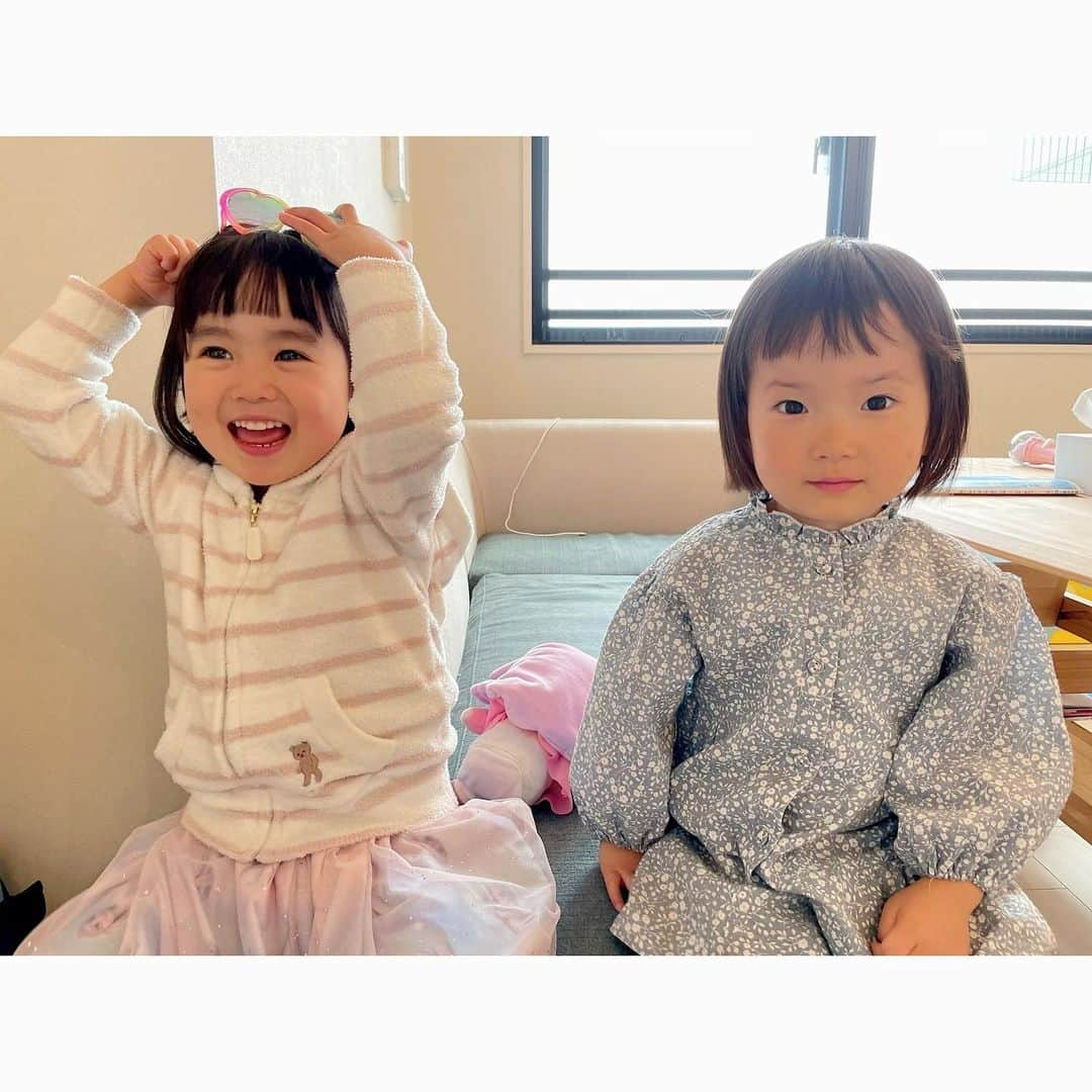 眞田佳織さんのインスタグラム写真 - (眞田佳織Instagram)「🌸毎日お嬢🌸 4月終わるううう🤣❤️❤️ まるでコントみたいなお友達との写真が気に入りすぎて辛い。🤣癖が強くてごめんやで。🤣 . . なんだこのかつてなき疲労感と達成感と持続可能な頑張り度合いはどれぐらいぞ、自分。的な探り感🤣 . 皆さんの4月はどうでしたか？ 近況をコメントでぜひ教えてね🥰❤️ . . #幼稚園 #年少 #保育園 から #転園 #ワーママ #共働き #起業準備中 . #3歳9ヶ月 #可愛い #いつでも今日が一番かわいい #色眼鏡 #万歳 . #子育て #幼児教育 #保育士 #モンテッソーリ講師」4月30日 9時44分 - kaori_sanada