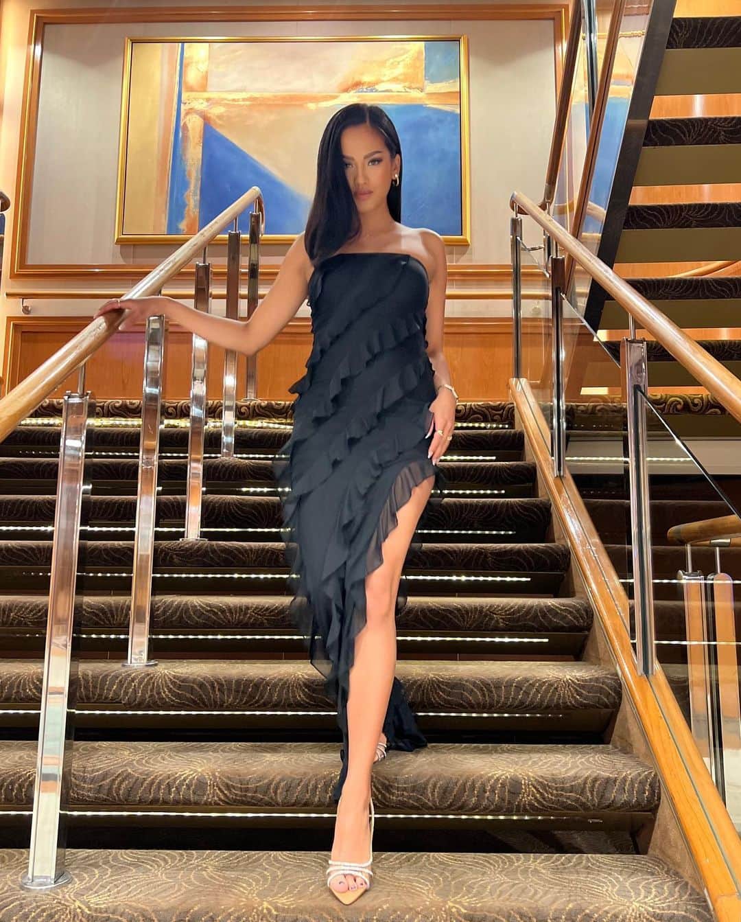 エマリン・エストラーダのインスタグラム：「Mom finally got to dress up 🙋‍♀️」