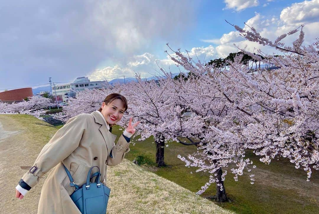 福永裕梨さんのインスタグラム写真 - (福永裕梨Instagram)「先日、母と函館五稜郭公園へ🌸 ⠀  いつか桜の季節の五稜郭を母に見てほしかったので 念願の函館旅行でした☺️♡ ⠀ ちょうど桜は満開で見頃🌸 だったのですが、お天気が気まぐれで…🥹 ⠀ 時折晴れてくれたものの、終始風が強くて 道中には霰が降ったり、急に雨が降り出したりと なかなか荒れたお花見となりました🤣🌸 ⠀ それでもやっぱり上からの眺めは圧巻😳 1500本に及ぶソメイヨシノが 星型を彩っていて美しかったです🌟  徳島からはるばる来てくれた母、ありがとう🐕🌸 ⠀  #母娘旅行 #五稜郭 #五稜郭公園 #函館 #お花見  #母は顔出しNG🙅‍♀️笑 #なので私の写真ばかりですみません😛 #インナーダウン着ても震えた🤣 #ぽかぽかのお花見したかった🐥 #久しぶりの母との旅行でした✈︎ #スギ花粉なくて快適やわ〜と終始喜んでいました笑 #ちょうど200投稿だった🐕るん♪ #HTB #アナウンサー #福永裕梨  母にたくさん写真撮ってもらったので 後日また函館旅行をご紹介していこうと思います🌸」4月30日 9時42分 - htb_yurifukunaga