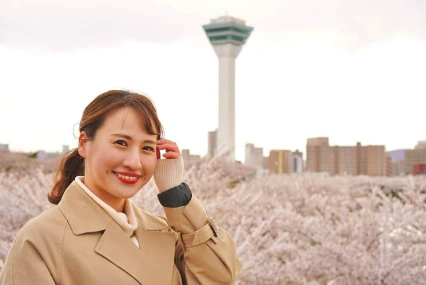 福永裕梨さんのインスタグラム写真 - (福永裕梨Instagram)「先日、母と函館五稜郭公園へ🌸 ⠀  いつか桜の季節の五稜郭を母に見てほしかったので 念願の函館旅行でした☺️♡ ⠀ ちょうど桜は満開で見頃🌸 だったのですが、お天気が気まぐれで…🥹 ⠀ 時折晴れてくれたものの、終始風が強くて 道中には霰が降ったり、急に雨が降り出したりと なかなか荒れたお花見となりました🤣🌸 ⠀ それでもやっぱり上からの眺めは圧巻😳 1500本に及ぶソメイヨシノが 星型を彩っていて美しかったです🌟  徳島からはるばる来てくれた母、ありがとう🐕🌸 ⠀  #母娘旅行 #五稜郭 #五稜郭公園 #函館 #お花見  #母は顔出しNG🙅‍♀️笑 #なので私の写真ばかりですみません😛 #インナーダウン着ても震えた🤣 #ぽかぽかのお花見したかった🐥 #久しぶりの母との旅行でした✈︎ #スギ花粉なくて快適やわ〜と終始喜んでいました笑 #ちょうど200投稿だった🐕るん♪ #HTB #アナウンサー #福永裕梨  母にたくさん写真撮ってもらったので 後日また函館旅行をご紹介していこうと思います🌸」4月30日 9時42分 - htb_yurifukunaga