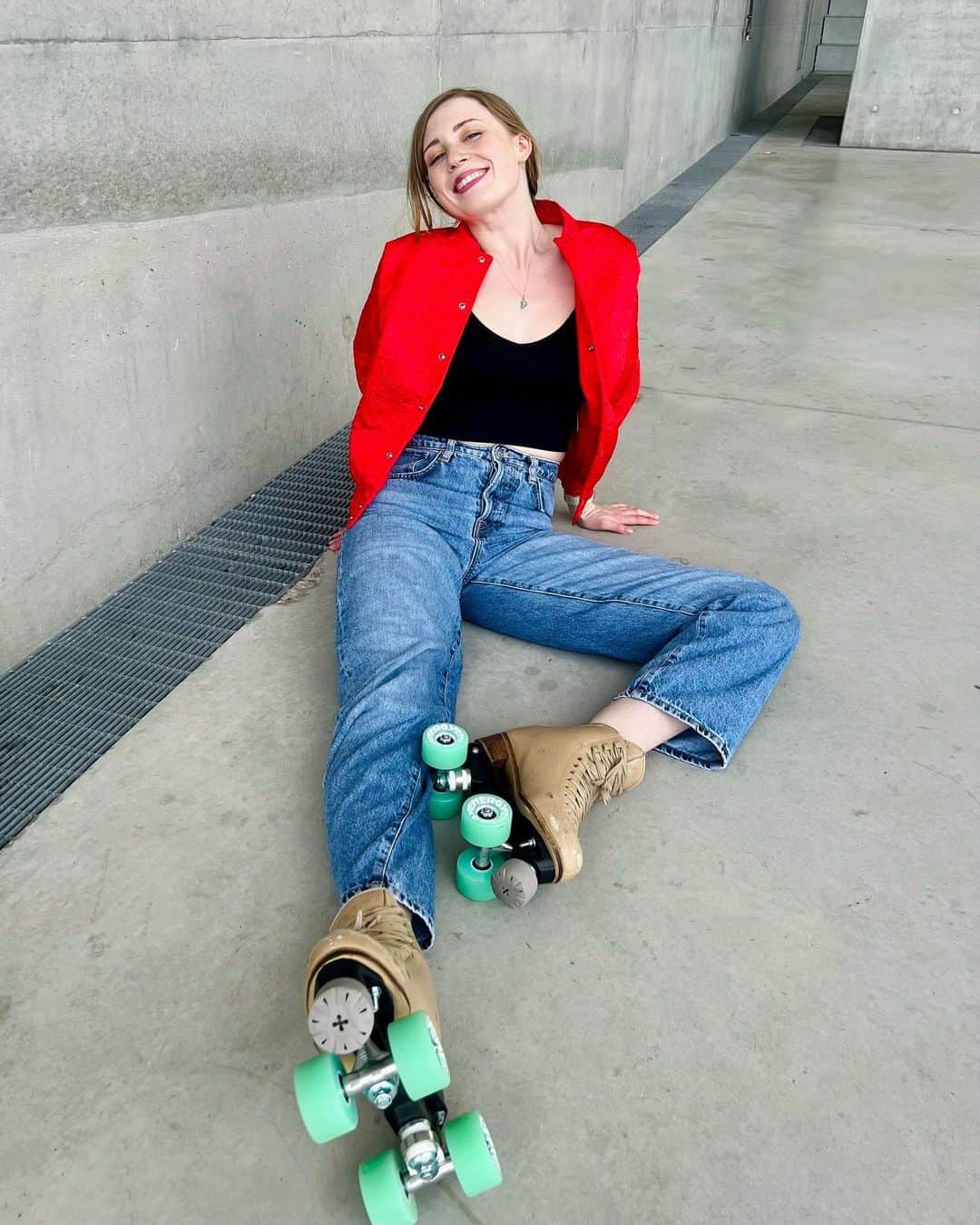 ティファニー・ザホースキのインスタグラム：「It turns out roller blading isn’t as easy as it looks 🛼😁」