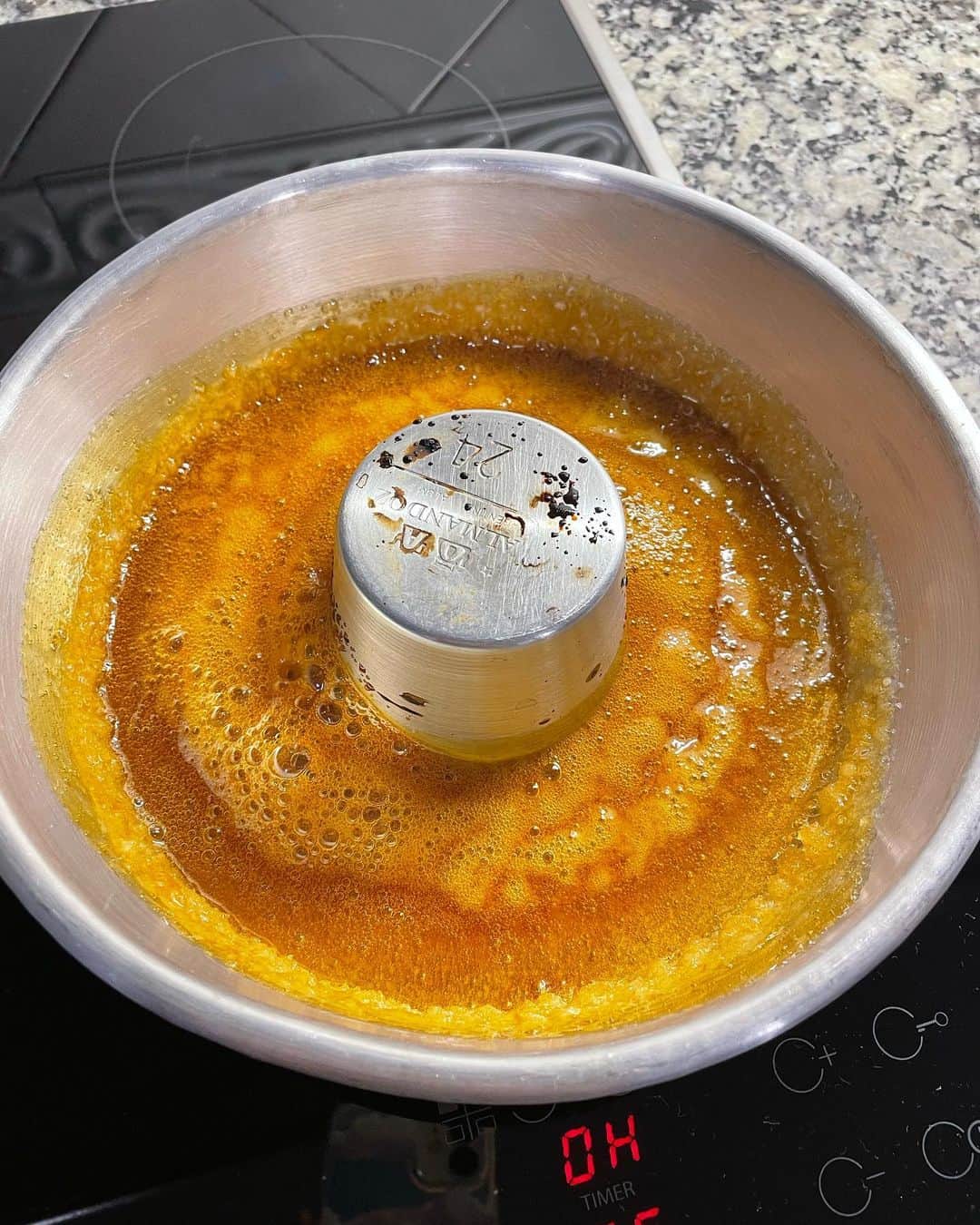 城妃美伶さんのインスタグラム写真 - (城妃美伶Instagram)「【アルゼンチンママ🇦🇷のフランの作り方🍮】  《材料》 -卵液 レモンの皮 卵 12個 砂糖　12スプーン 牛乳1リットル バニラエッセンス　適量  -カラメル 砂糖、水  ①カラメルを作る 砂糖＋水を焦がさないように慎重にカラメル色になるまで煮詰める。（フラン用の容器にいれる）冷ましておく。  ②卵液を作る レモンの皮を削る そこに卵12個、砂糖スプーン12杯、牛乳1リットル、バニラエッセンスを入れてよく混ぜる  ③カラメルの入った容器に卵液を入れて、40分ほど湯煎にかける。 冷蔵庫で冷やして、型から外す。  美味しいフランの出来上がり🍮 ドルセデレチェをたっぷりつけて、 さーどうぞ✨  【Mamita argentina 🇦🇷 como hacer flan 🍮】  "Ingredientes" -Líquido de huevo: Cáscara de limón rallada. 12 huevos. 12 cucharadas de azúcar. 1 litro de leche entera. Escencia de vainilla,cantidad adecuada,  una cucharada sopera aproximadamente.  -Caramelo: Azucar y agua.  ① Hacer caramelo Hervir el azúcar y el agua con cuidado de no quemarlo hasta que tome color “caramelo”. Hacerlo en el recipiente que se utilizará para verter el flan.  Dejar enfriar.  ②Hacer la mezcla de huevo: Pelar la cascara de limón, agregar 12 huevos, 12 cucharadas de azúcar, 1 litro de leche y el extracto de vainilla.  Mezclar  bien.  ③ Coloque la mezcla de huevo en el recipiente con el caramelo y cocine en “Baño Maria” durante unos 40 minutos a calor moderado. Dejar enfriar en heladera y desmoldar.  Delicioso flan listo 🍮 Añadir abundante dulce de leche y crema chantilly.  #flan #sweets #recipes #dulce #dulcedeleche #argentina #flancasero #お菓子 #お菓子作り」4月30日 4時27分 - mirei_shiroki