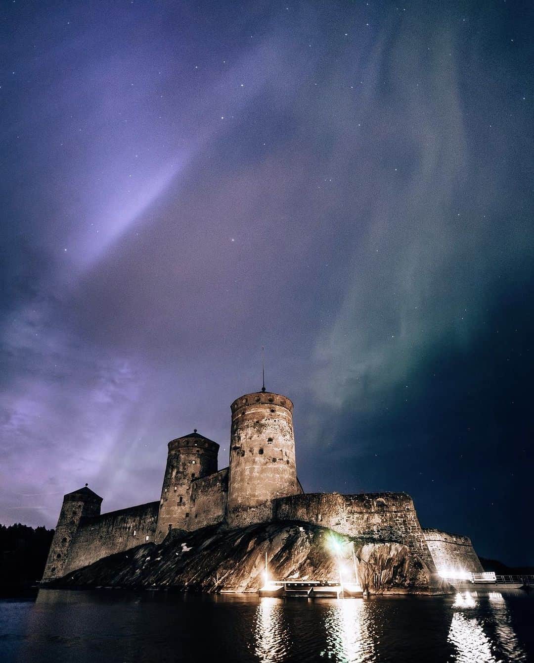 フィンランド政府観光局さんのインスタグラム写真 - (フィンランド政府観光局Instagram)「先週日曜日の夜から月曜日にかけてなんとも素晴らしいオーロラがフィンランド各地で見られたことは先日お伝えしましたが、サヴォンリンナでもこんなに美しいオーロラを見ることができたそうです。（2枚目）オラヴィ城の上にも紫色のオーロラ。幻想的です！💚💜💚 . 📸 @silvennoinenjussi 🙏#visitfinland #ourfinland #visitfinlandjp #finland #北欧旅行 #travelgram #フィンランド #フィンランド政府観光局 #北欧 #travel #instatravel #travel #travelgram #travelling #traveler #旅したくなるフォト #旅行 #旅 #海外旅行 #travelphotography #visitsavonlinna #サヴォンリンナ  #northernlights #aurora #オーロラ」4月30日 4時37分 - visitfinlandjapan