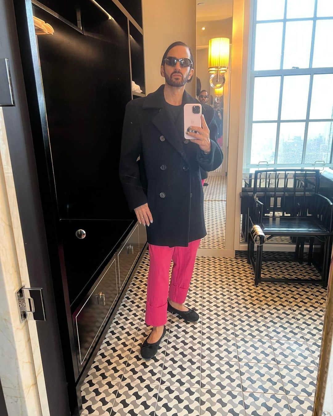 マーク・ジェイコブスさんのインスタグラム写真 - (マーク・ジェイコブスInstagram)「The MET weekend. First step.   The hotel arrival.   peacoat @anthonyvaccarello  @ysl  sunglasses and slippers  @balenciaga   pants @commedesgarcons   #closetqueen #unpacking #weekendlooks #letthegamesbegin #gratefulnothateful」4月30日 4時36分 - themarcjacobs