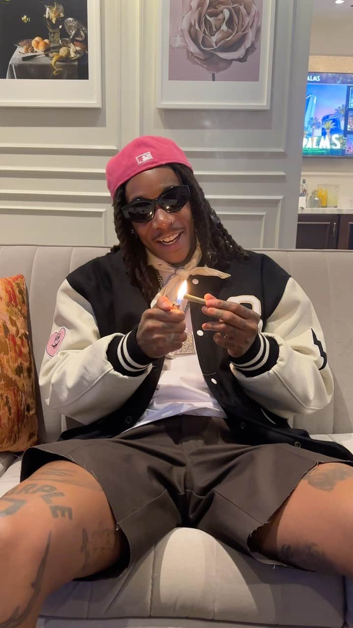 ウィズ・カリファのインスタグラム：「NO ASHES ON THE WHITE TEE  🍄☮️👋🏾💜😋🤘🏽」