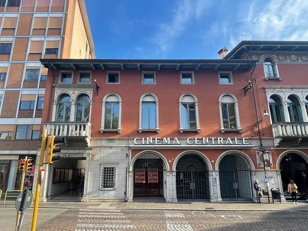 尚玄のインスタグラム：「Local cinemas in Udine. I watched Ryuichi Hiroki’s “800 TWO LAP RUNNERS” at @cinemavisionario.   #MiniTheaterPark #SavetheCinema  #FEFF25 #Udine #Italy」