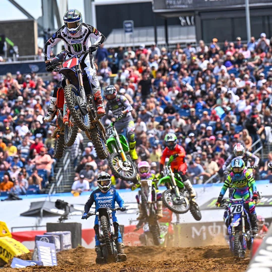 Racer X Onlineのインスタグラム：「450 Heat 1️⃣ belongs to Eli Tomac🤘🏼 Photo: @align.with.us #SupercrossLive」