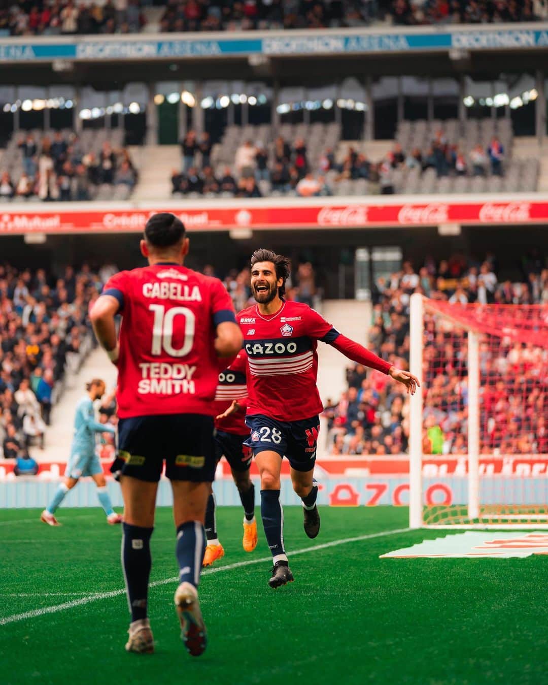 アンドレ・ゴメスのインスタグラム：「🔴⚪️ Avec vous, je me sens extraordinaire! J'espère que votre week-end sera encore plus joyeux! 😜 Un pas de plus vers notre objectif!  🔴⚪️ Amazing how you make me feel! Hope you have a happier weekend! 😜 Another step closer!」