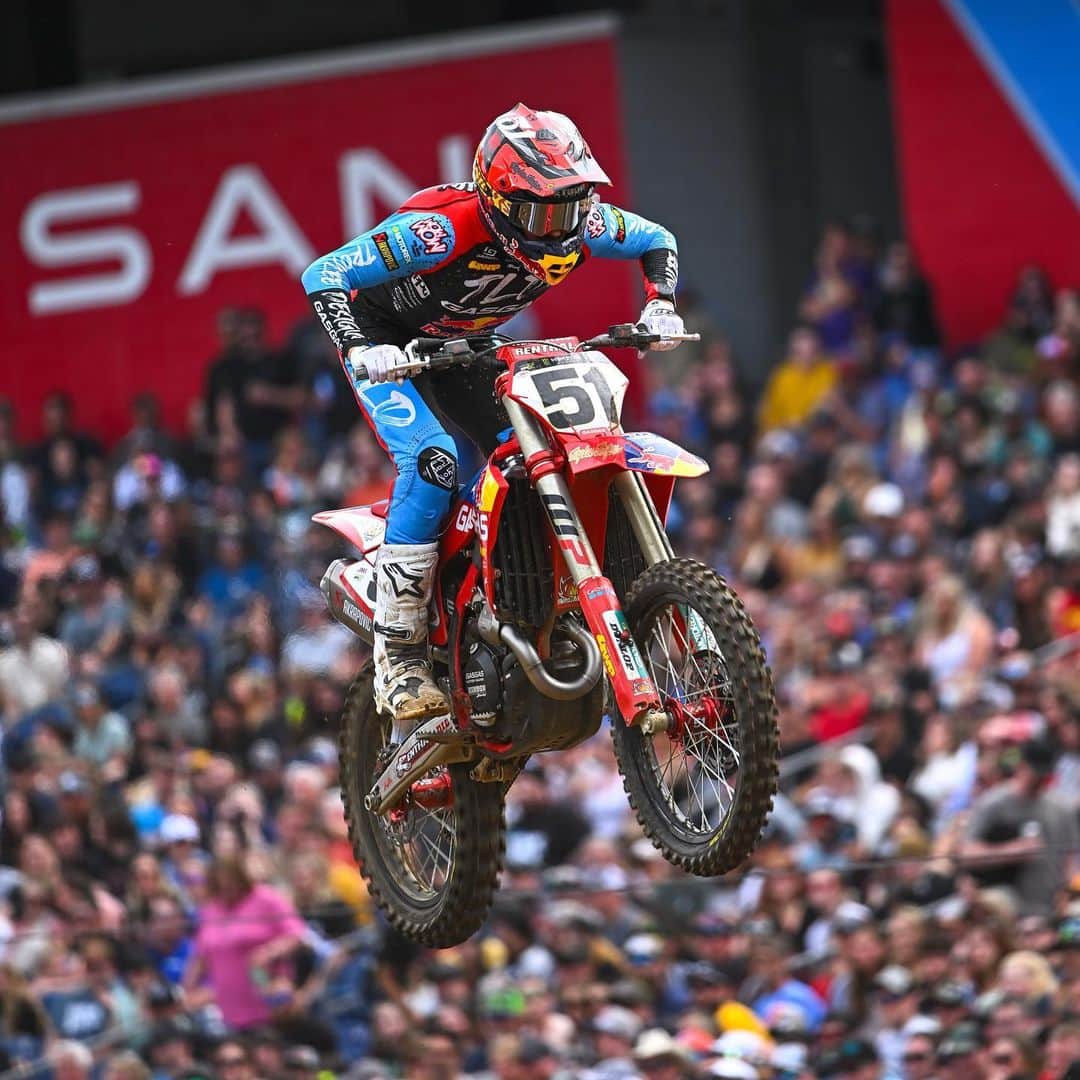 Racer X Onlineのインスタグラム：「Justin Barcia getting it done in 450 Heat 2️⃣ On to the Mains 👀 Photo: @align.with.us #SupercrossLive」