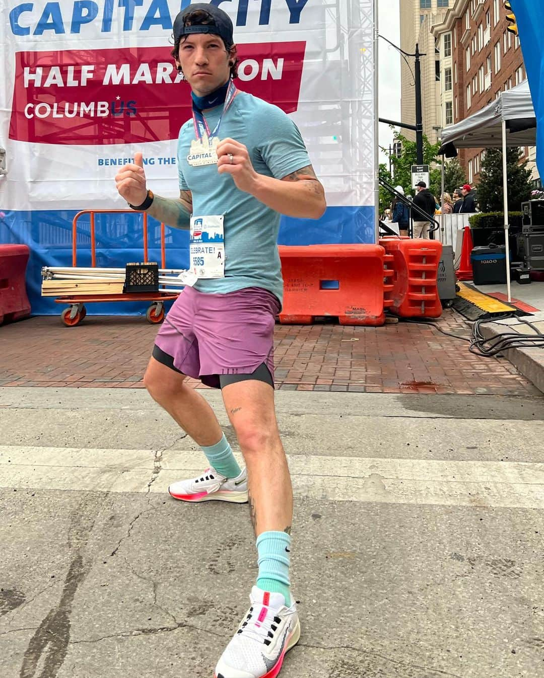 ジョシュ・ダンさんのインスタグラム写真 - (ジョシュ・ダンInstagram)「second half marathon in the bag.   my great friend @alexjohnson.24 asked me last weekend if i wanted to run a half marathon - in a week. so i said yeah, why not  i love running. really changed my life in some ways. getting to do that today with thousands of people was such a rad feeling, and running through the finish line truly is euphoric. i stayed and watched people cross through and feel the emotional victory for themselves and that was almost just as rewarding. if you can, try and go for a run sometime」4月30日 5時09分 - joshuadun